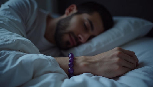 Homme qui se repose avec un bracelet de perles naturelles en améthyste 